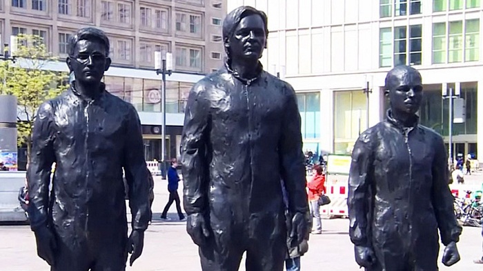 Snowden, Assange and Manning statues unveiled in Berlin - VIDEO